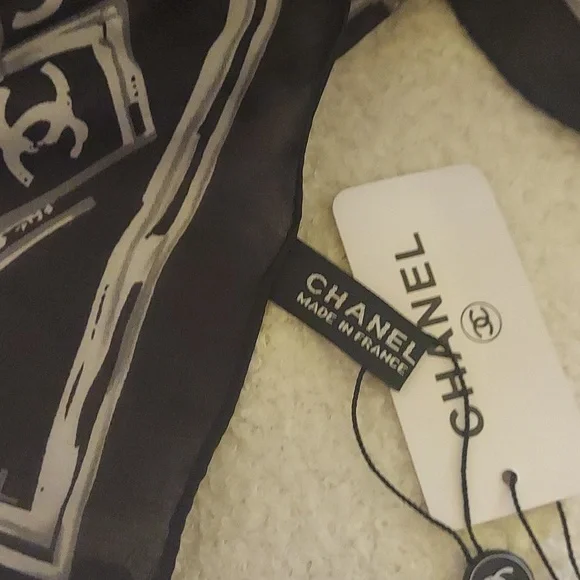 CHANEL Black and Gray Scarf - Picture 2 of 5